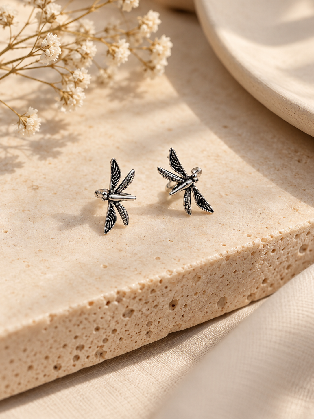Barsa – Dragonfly Whisper Ear Cuff (No Pierce)