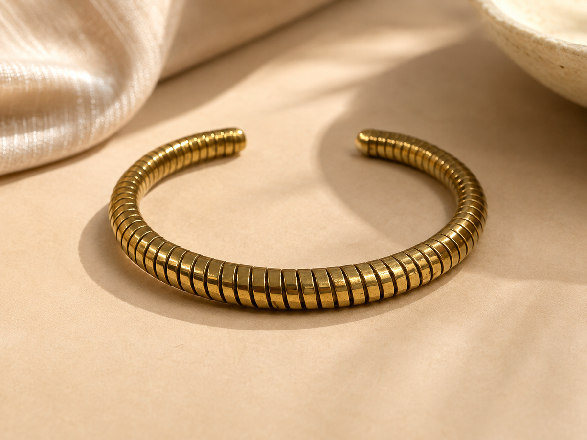 Barsa – Ribbed Golden Cuff